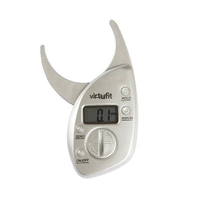Silverfärgad Virtufit Digital Fat Caliper med tydlig display för mätning av kroppsfett.