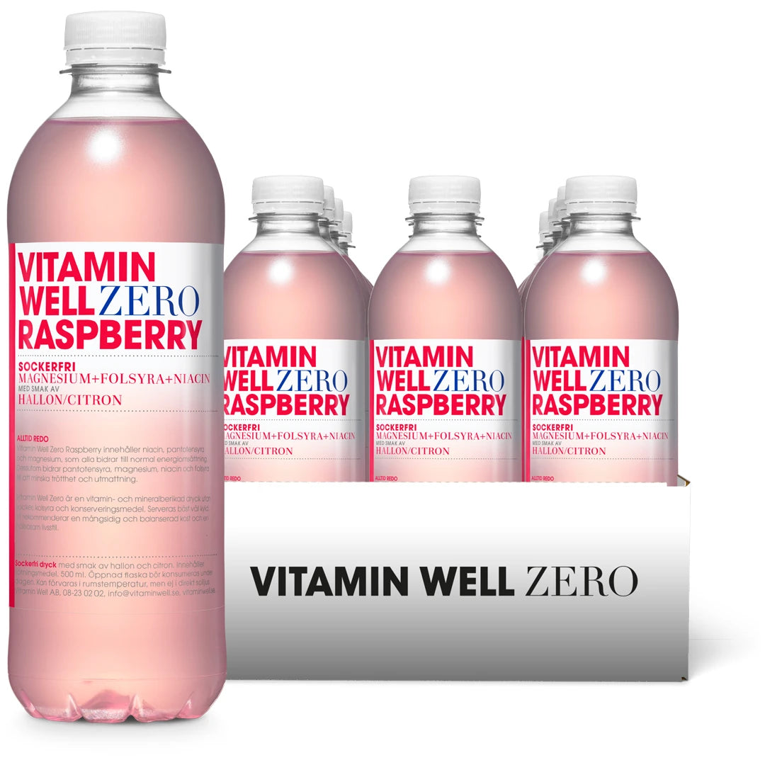 12 x Vitamin Well Zero 500 ml Raspberry i ett vitt flak med transparenta flaskor fyllda med rosa dryck.