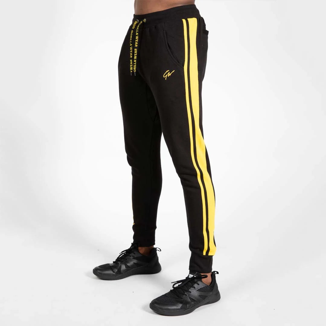 Gorilla Wear Banks Pants Black/Yellow är svarta träningsbyxor med gula revärer och broderad logotyp., bild 6 av 8