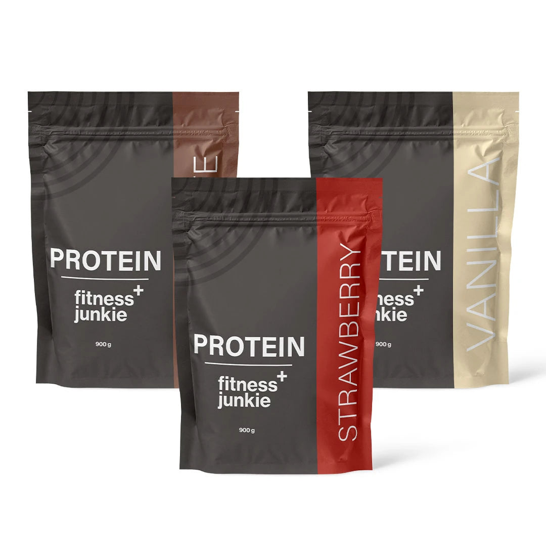 3 x fitnessjunkie Protein 900 g Vassleprotein i tre svarta påsar med bruna, röda och beigea detaljer för olika smaker.