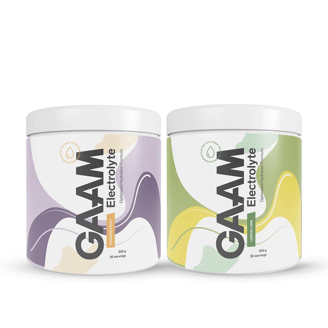 2 x GAAM Electrolyte 300 g i två vita burkar med lila och gröna detaljer för smakerna Passion Fruit och Lemon Lime.