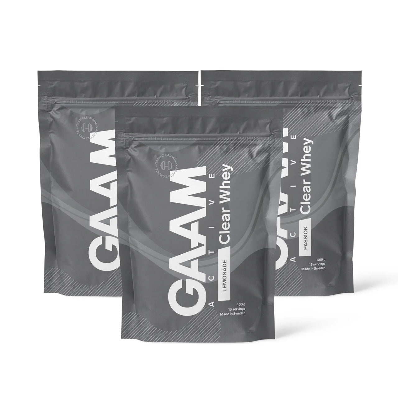 3 x GAAM Active Clear Whey Proteinpulver 400 g i gråa påsar med vit text för smakerna Lemonade och Passion.