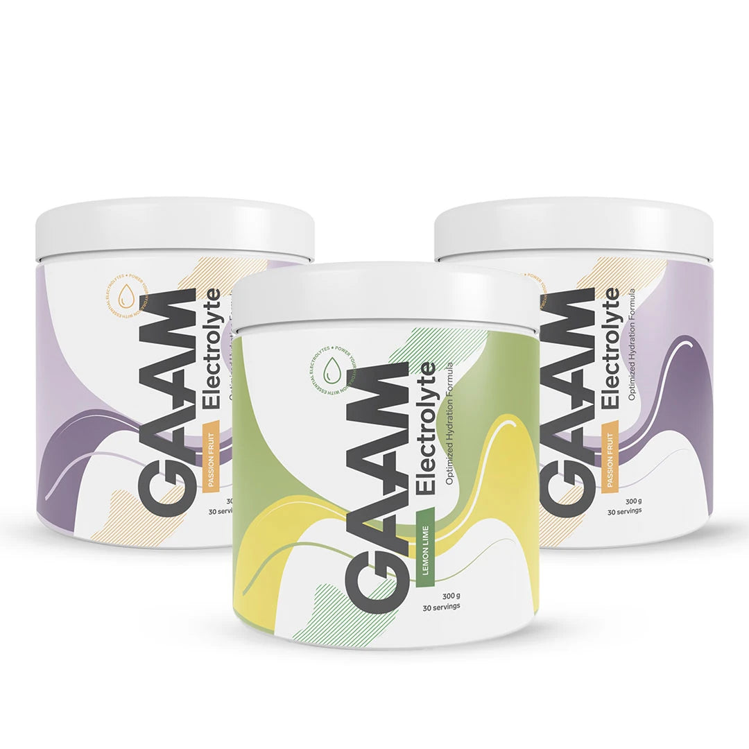 3 x GAAM Electrolyte 300 g i tre vita burkar med färgrika detaljer för smakerna Passion Fruit och Lemon Lime.