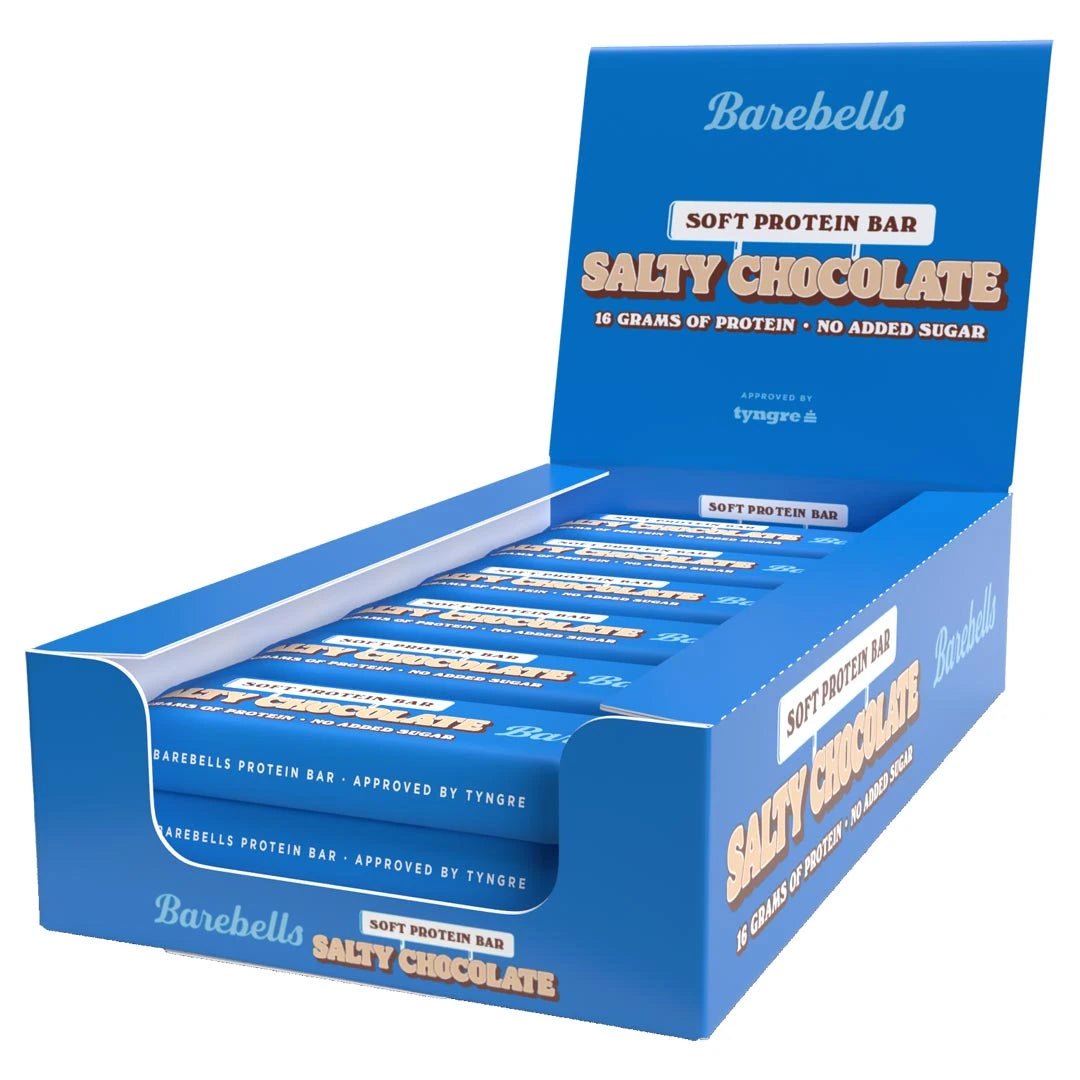 12 x Barebells Soft Protein Bar 55 g Salty Chocolate i en blå displaylåda med vita och bruna detaljer.
