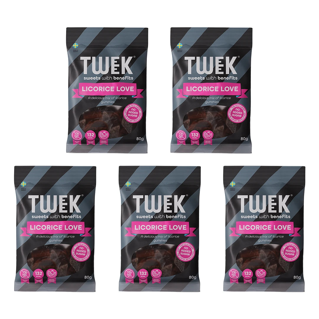 Fem svarta påsar med rosa detaljer av 5 x Tweek Sweets 80 g Licorice Love godis uppställda mot en vit bakgrund.