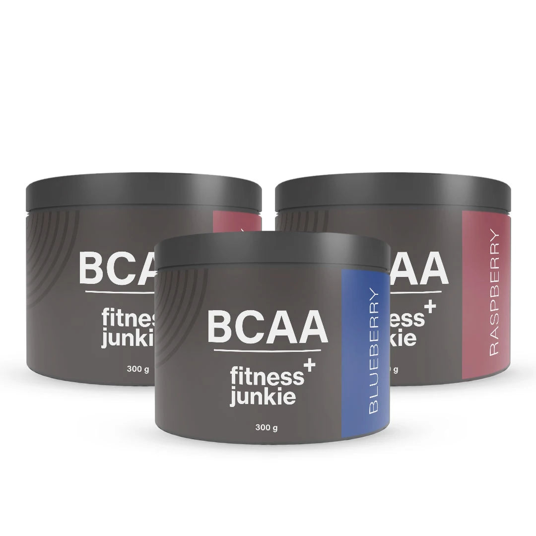 3 x fitnessjunkie BCAA 300 g i tre svarta burkar med färgade etiketter för Blueberry och Raspberry.