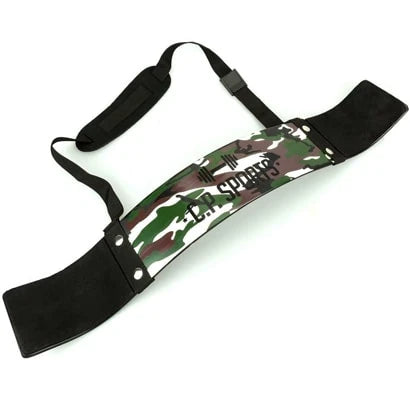 C.P. Sports Biceps Blaster Camo, ett träningsredskap för isolerad bicepsträning i kamouflagemönster med svarta neoprendetaljer och justerbar rem.