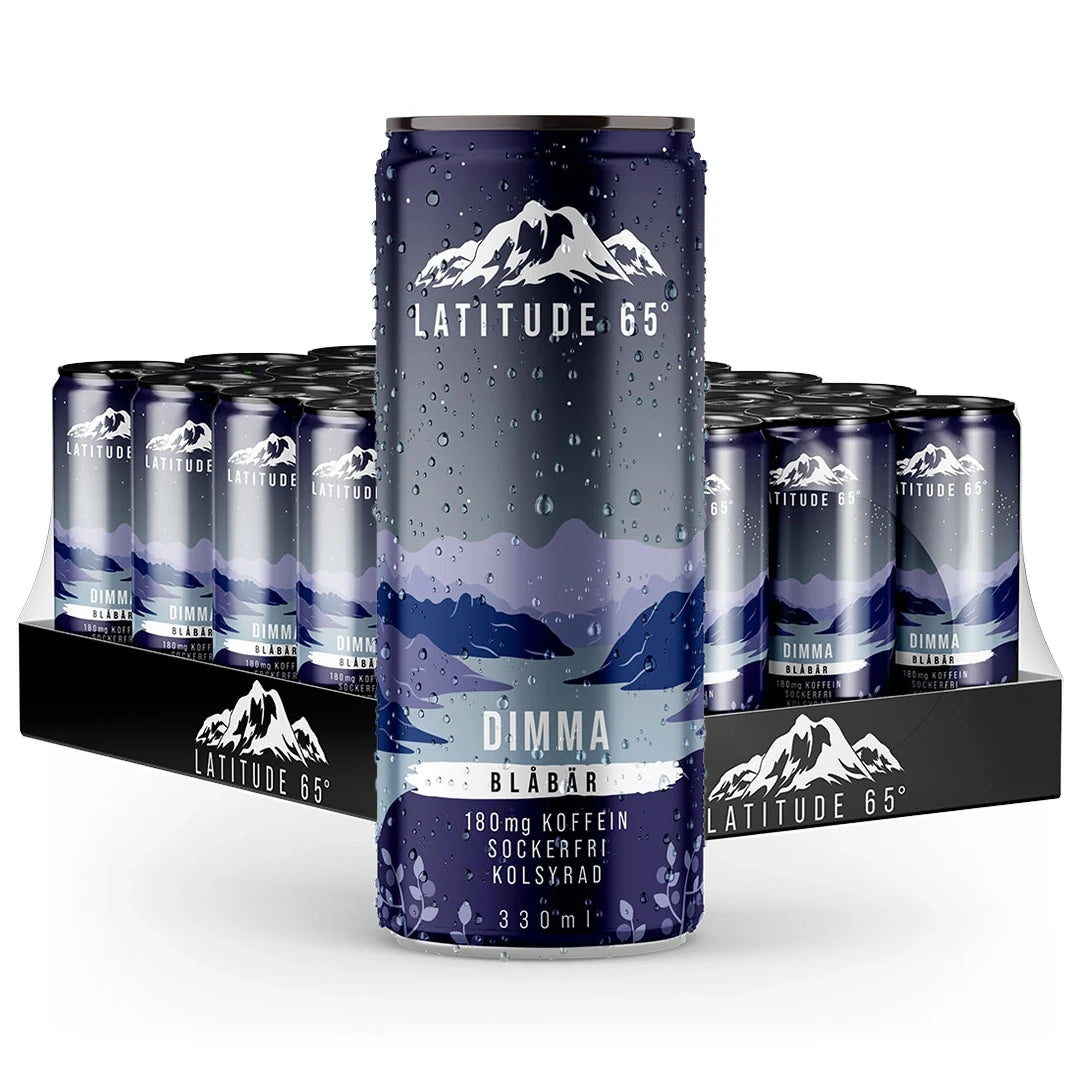 24 x Latitude 65 330 ml Dimma - Blåbär i ett svart flak med mörklila burkar med fjällmotiv.