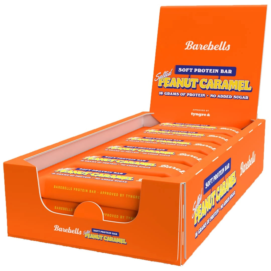 12 x Barebells Soft Protein Bar 55 g Salted Peanut Caramel i en orange displaybox fylld med matchande bars.