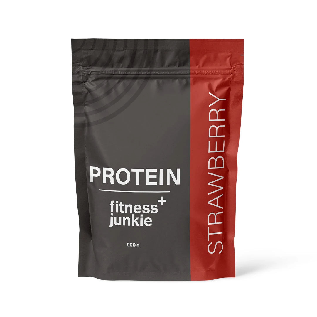 fitnessjunkie Protein 900 g proteinpulver i en mörkgrå och röd påse för smaken Strawberry., bild 3 av 3