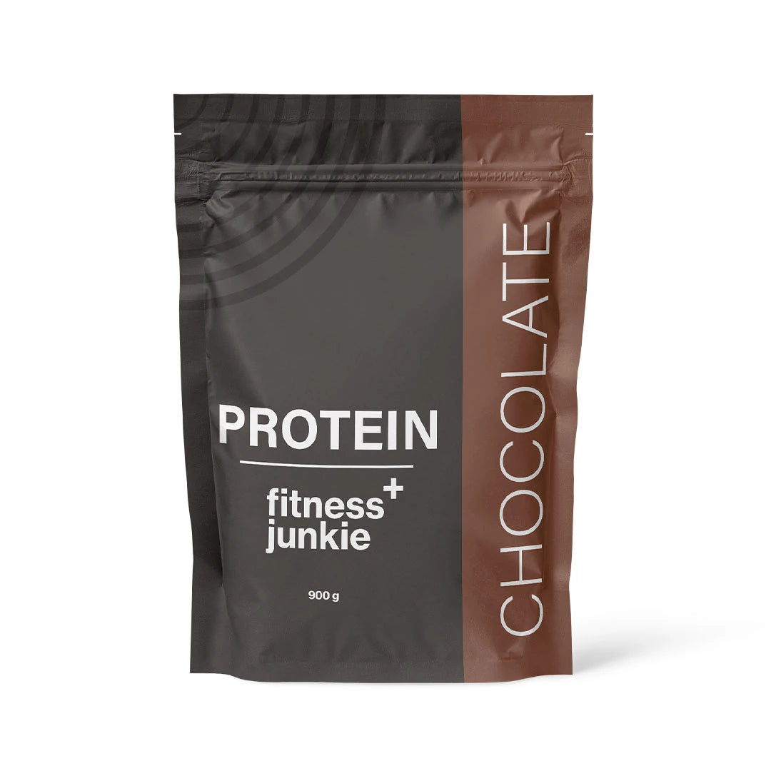 fitnessjunkie Protein 900 g proteinpulver i en mörkgrå påse med bruna detaljer för smaken Chocolate.