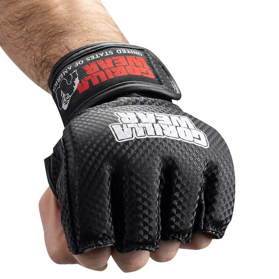 Gorilla Wear Berea MMA Gloves (without thumb) Black & White, en svart träningshandske med kolfibermönster på knuten näve.