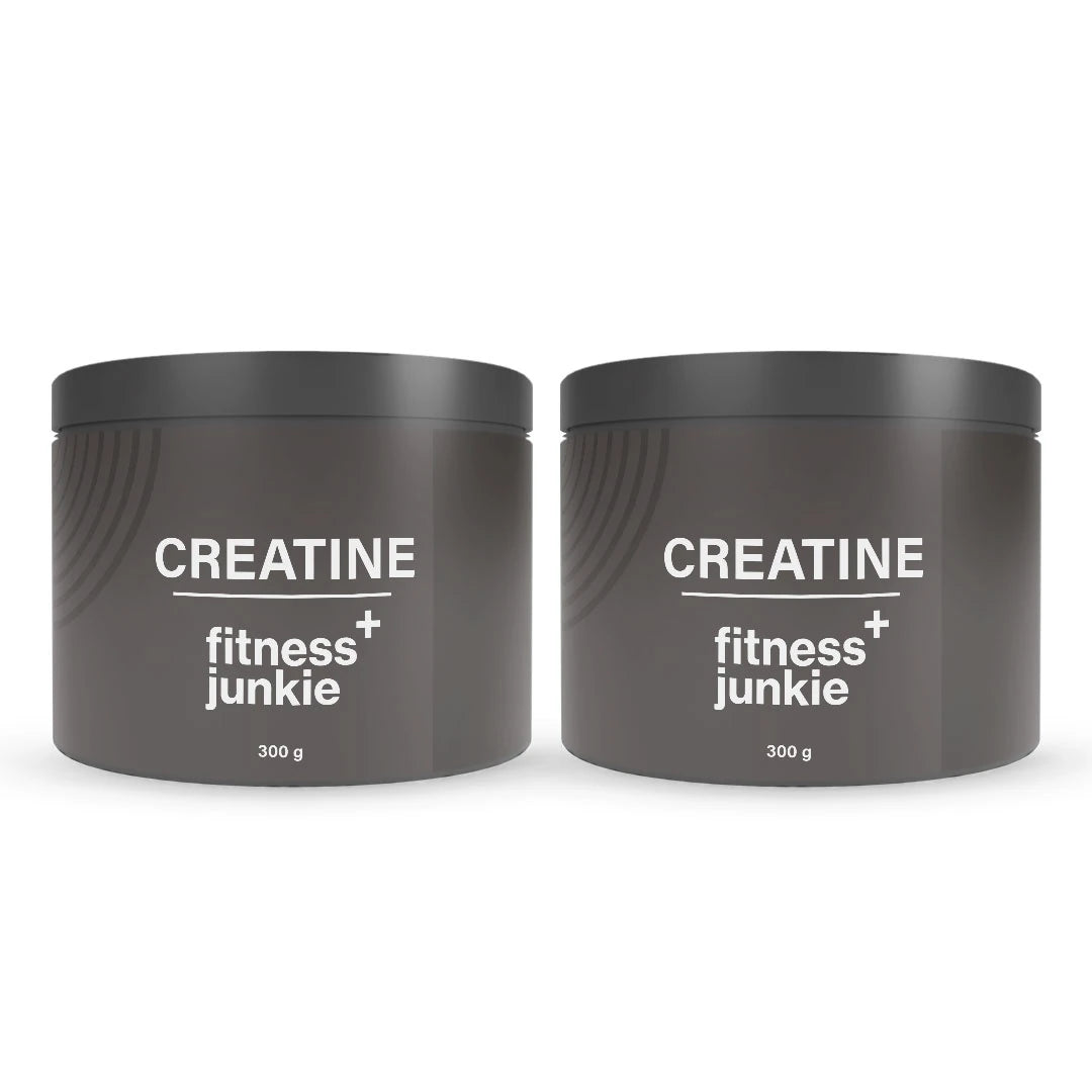 2 x fitnessjunkie Creatine 300 g Kreatin i två grå burkar med vit text för ökad styrka och uthållighet.