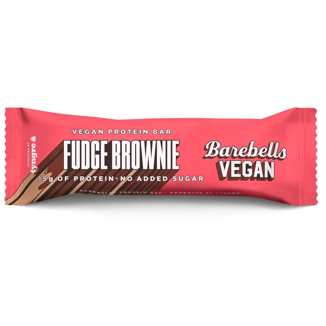Barebells Vegan Protein Bar 55 g i en rosa förpackning med bruna detaljer för smaken Fudge Brownie.