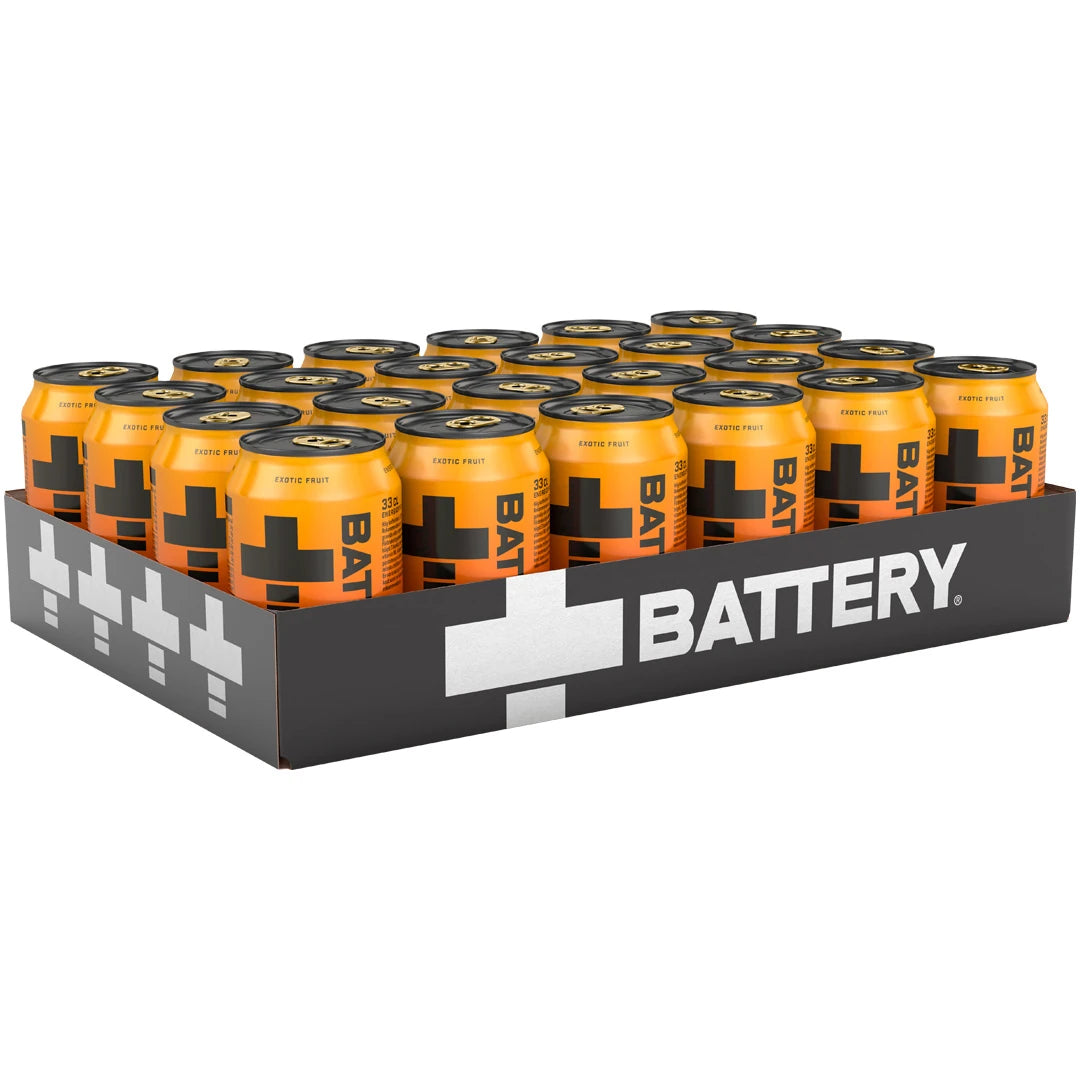 24 x Battery Energy Drink 330 ml Fresh i ett svart flak fyllt med orangea burkar och svarta detaljer.