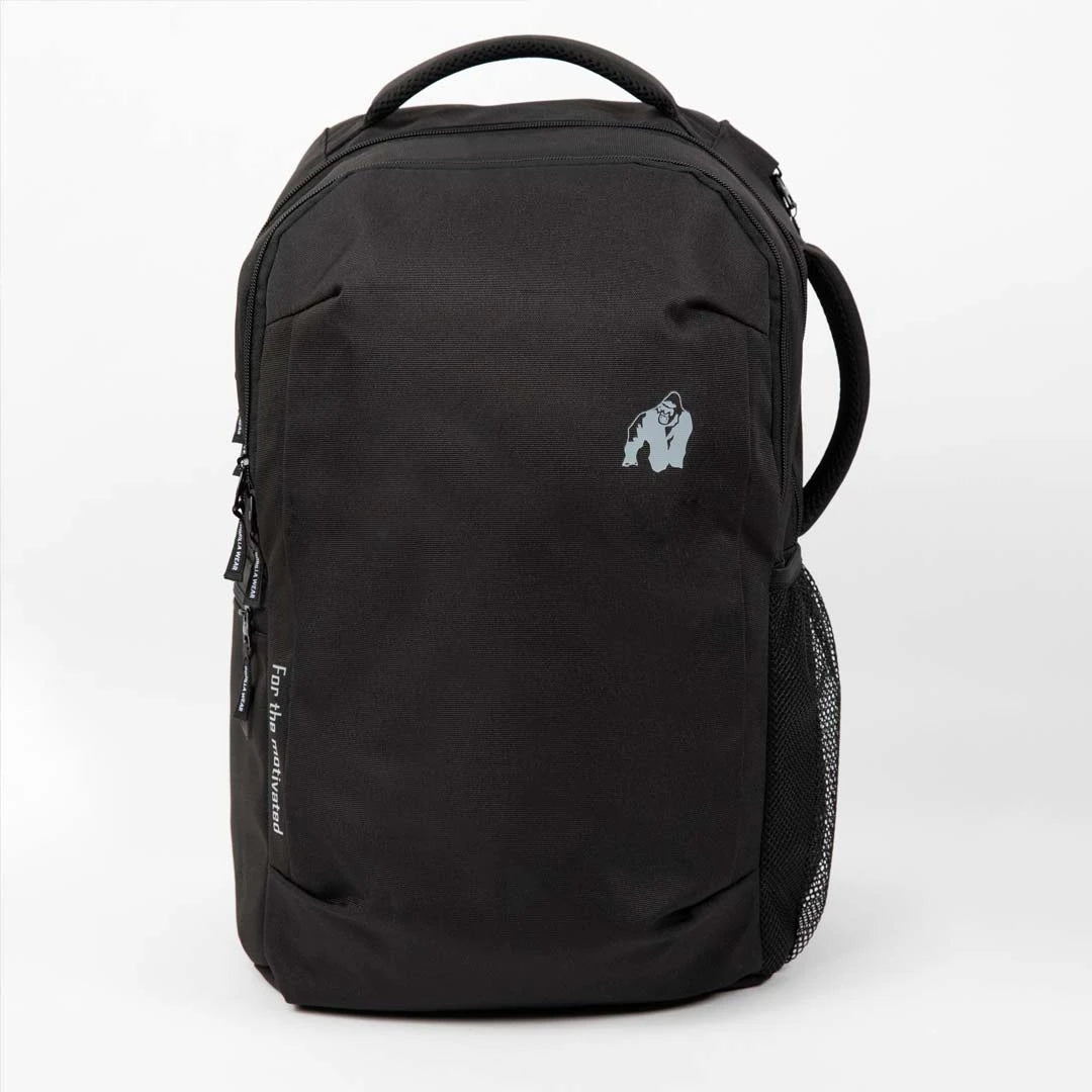 Gorilla Wear Akron Backpack Black, en svart träningsryggsäck med grå logga och dragkedjor, praktisk för jobb och träning.