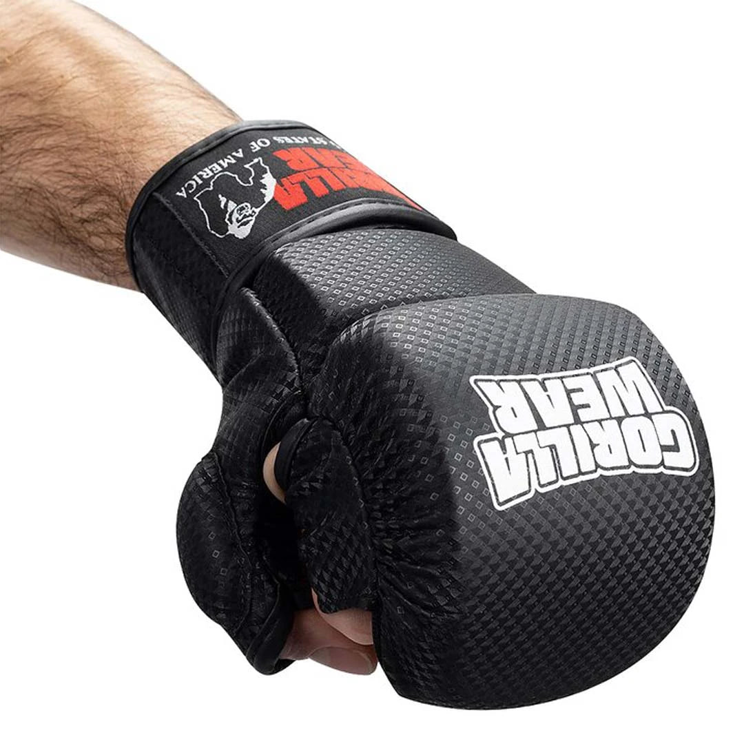 Gorilla Wear Ely MMA Sparring Gloves Black & White med kolfiberdesign burna på en arm under träning.