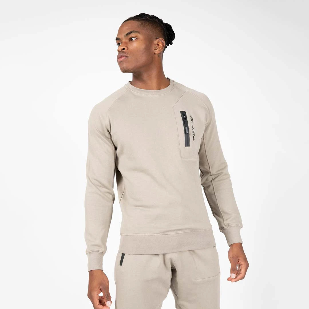 Gorilla Wear Newark Sweater Beige, en träningströja i bomullsblandning med svart bröstficka, buren av en modell., bild 5 av 8