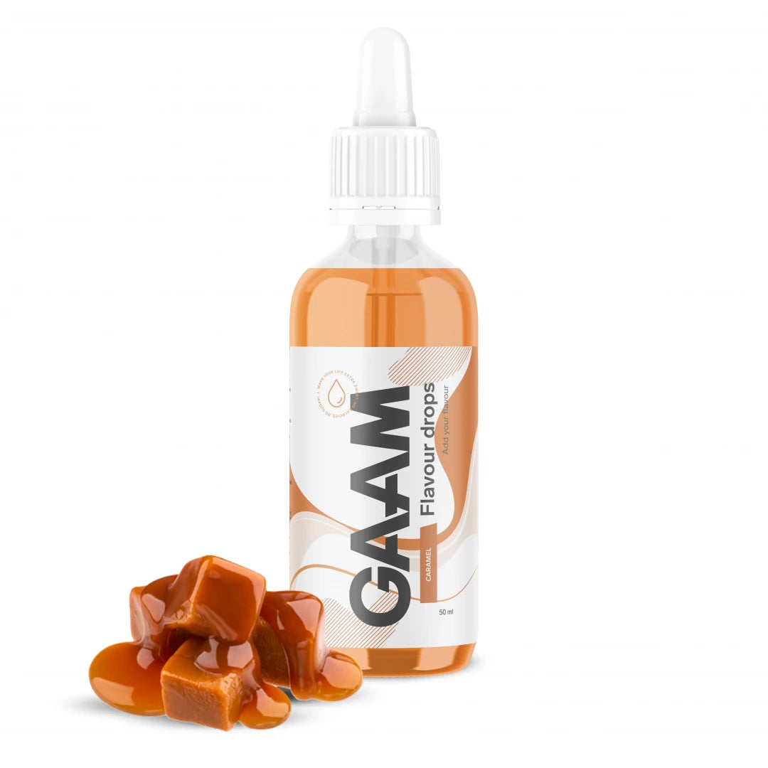 GAAM Flavour drops 50 ml i smaken Caramel, förpackad i en flaska med vit pipett bredvid bitar av mjuk kola.
