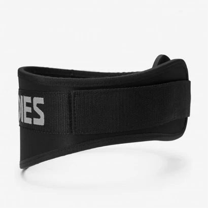 Better Bodies Basic Gym Belt Black är ett svart anatomiskt utformat träningsbälte i neopren med kardborrestängning och broderad logga.