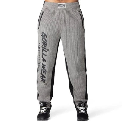 Gorilla Wear Augustine Old School Pants Grey är grå träningsbyxor i seersucker med svarta meshpaneler och stor logga.