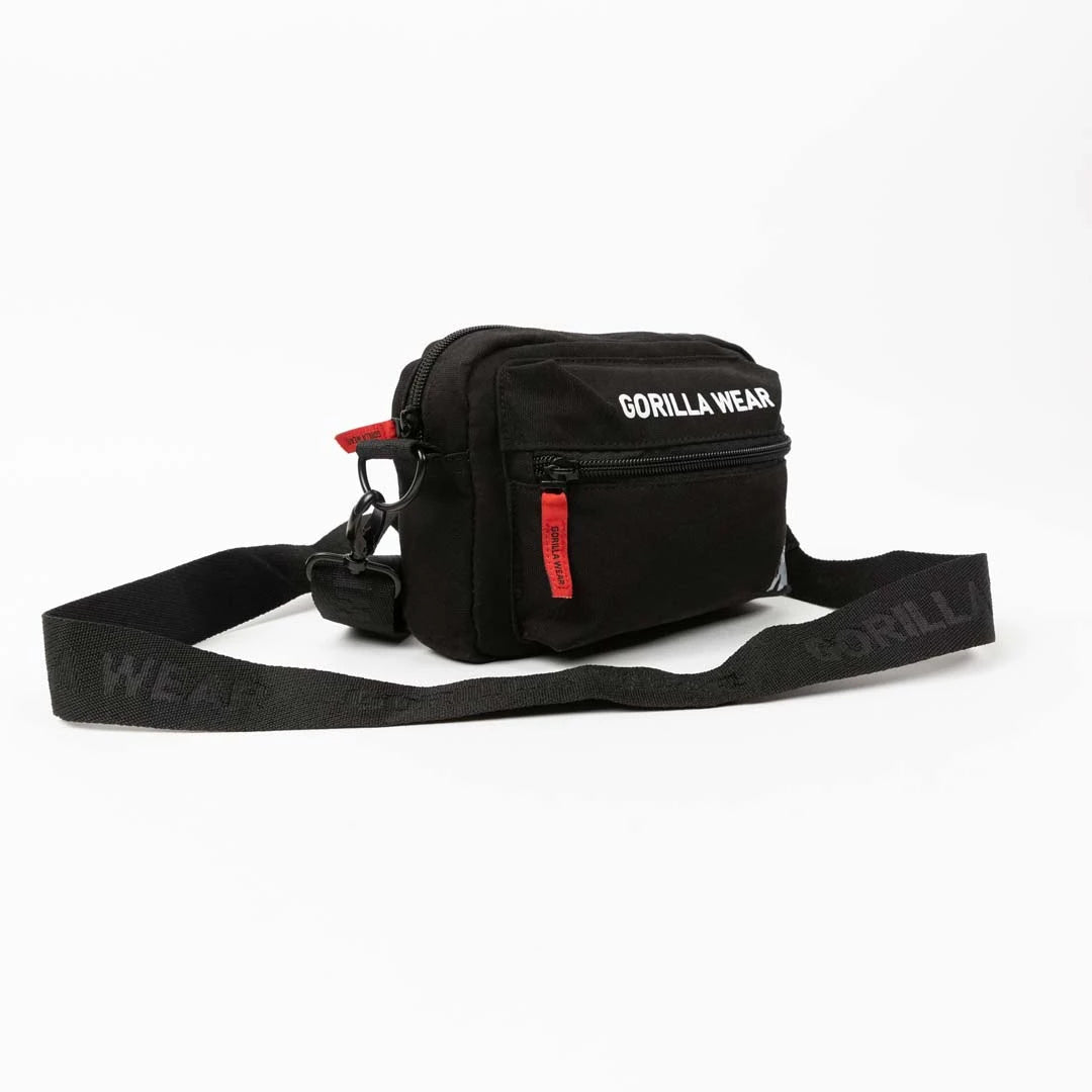 Svart Gorilla Wear Brighton Crossbody Bag Black med axelrem, vita loggor och röda detaljer på dragkedjor.