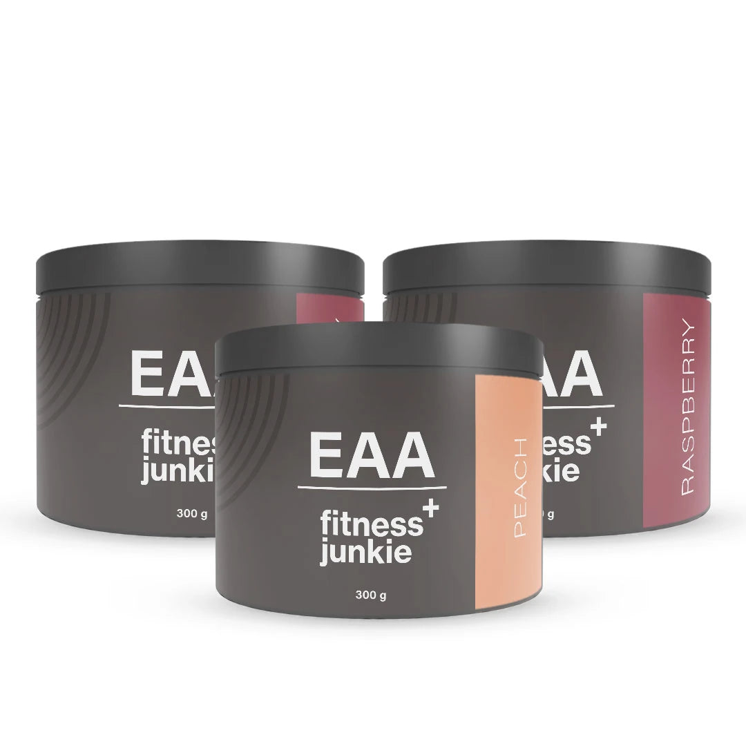 3 x fitnessjunkie EAA 300 g i tre mörkgrå burkar med färgade detaljer för smakerna Peach och Raspberry.