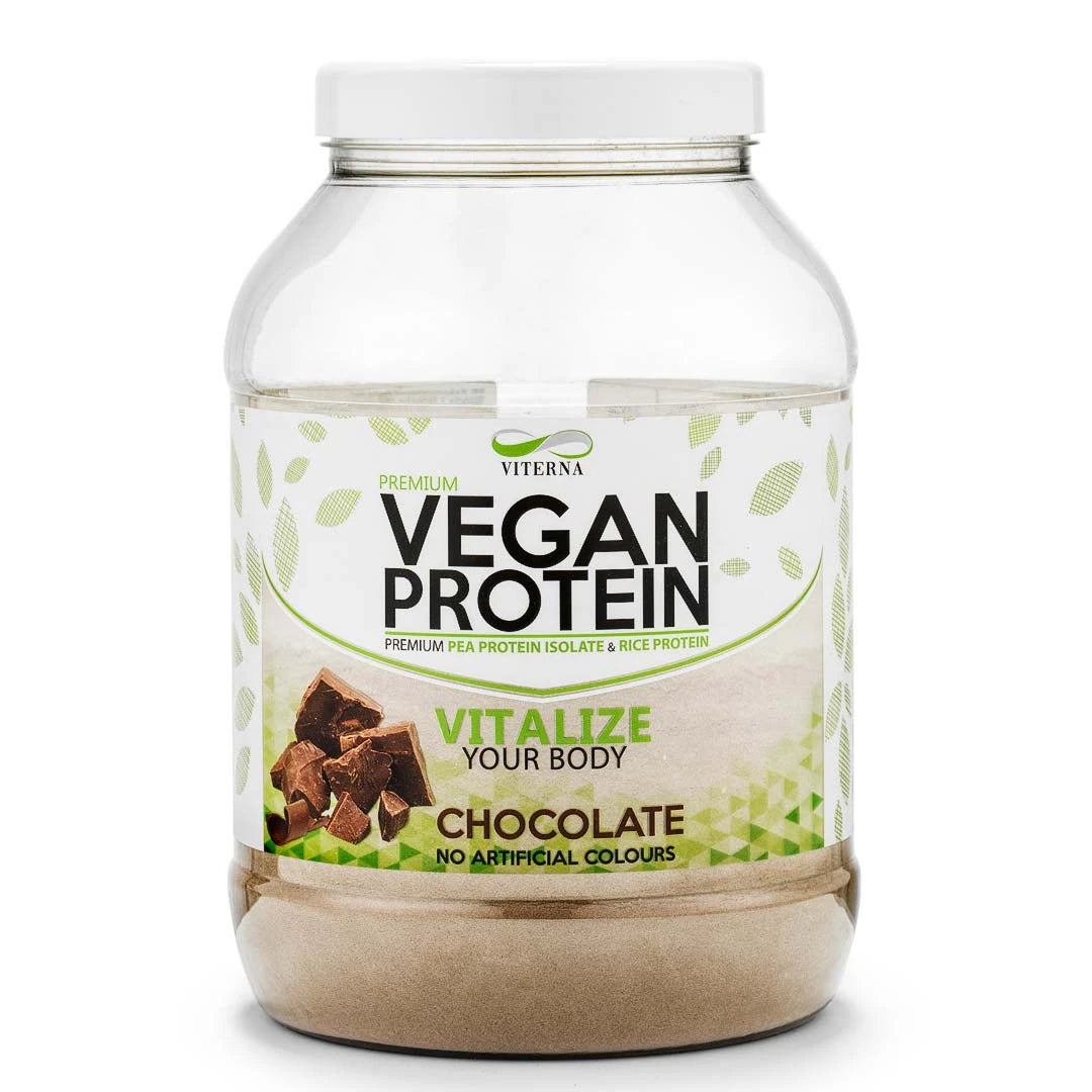 Viterna Vegan Protein 900 g i en genomskinlig burk med vitt lock och gröna detaljer för smaken Chocolate., bild 2 av 2