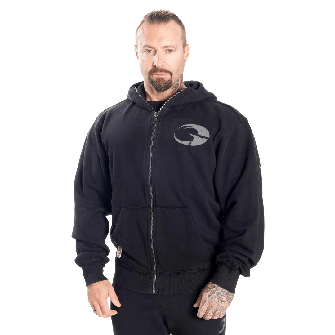 GASP Original Hoodie Black i svart bomull med dragkedja, grå bröstlogga och råa kanter, buren av en modell., bild 2 av 6