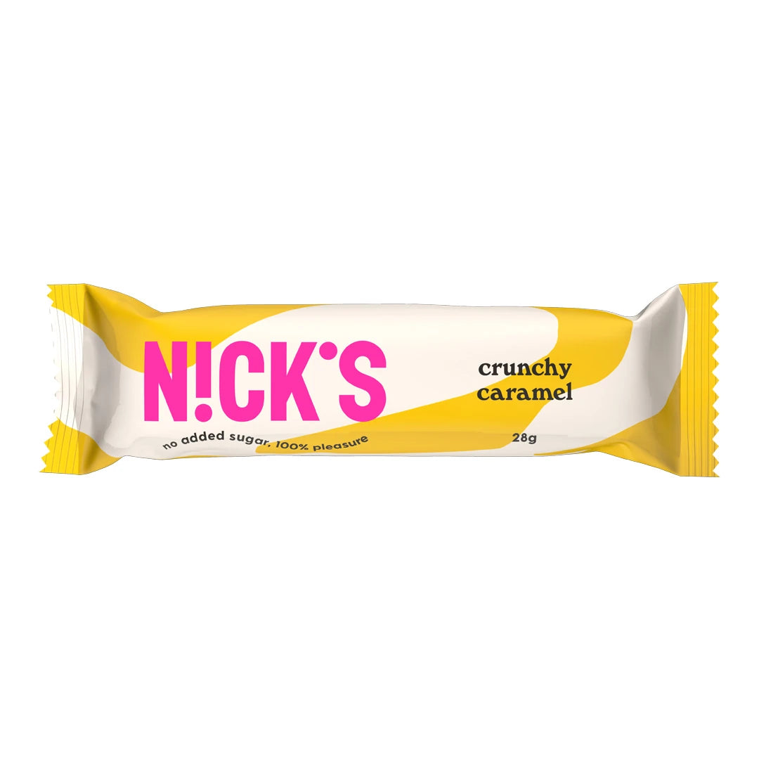 Nicks Crunchy Caramel 28 g chokladbar i ett vitt omslag med gula detaljer och rosa logotyp.