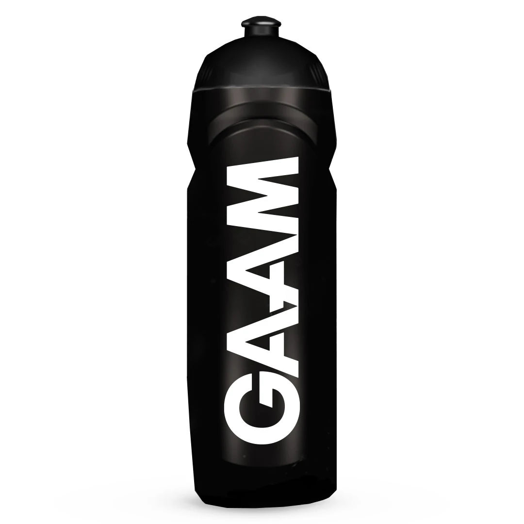 Svart GAAM Water bottle 750 ml i BPA- och DEHP-fri plast med en stor vit logotyp på sidan.