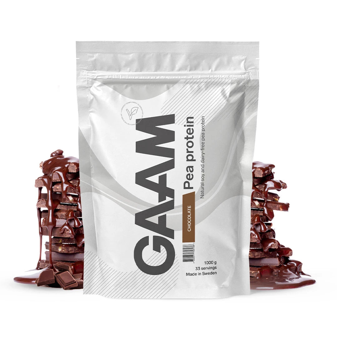 GAAM Pea Protein 1 kg veganskt proteinpulver i en vit påse med chokladsmak, omgiven av chokladbitar.