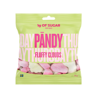 Pändy Candy 50 g Fluffy Clouds skumgodis i en ljusgrön påse med rosa text för smaken smultron och äpple.