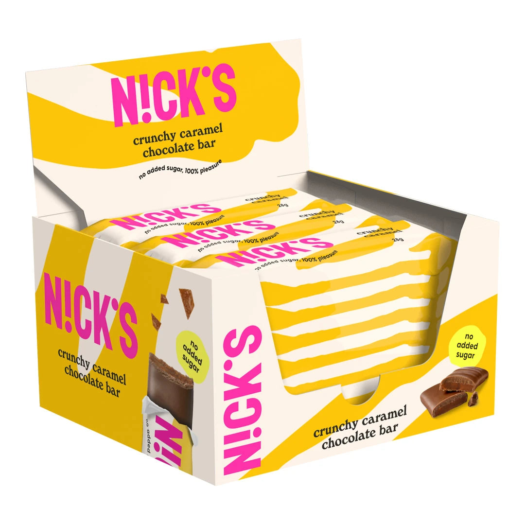 21 x Nicks Crunchy Caramel 28 g i en gul och vit displaylåda fylld med matchande chokladbars., bild 1 av 1