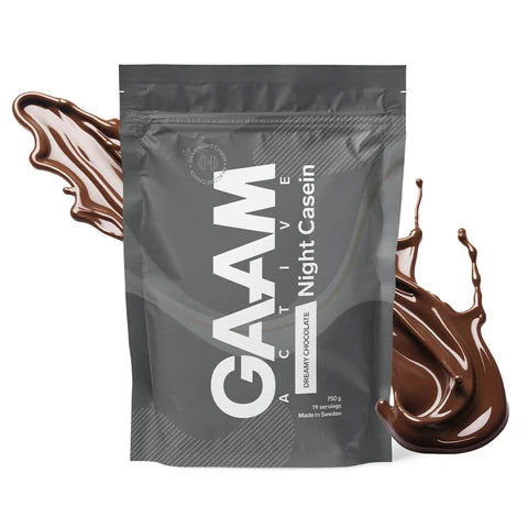 GAAM Active Night Casein 750 g kaseinprotein i en mörkgrå påse med chokladstänk för smak Dreamy Chocolate.