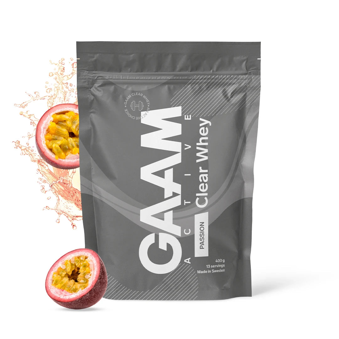 GAAM Active Clear Whey 400 g proteinpulver i en mörkgrå påse med passionsfrukt och vätskestänk i bakgrunden.