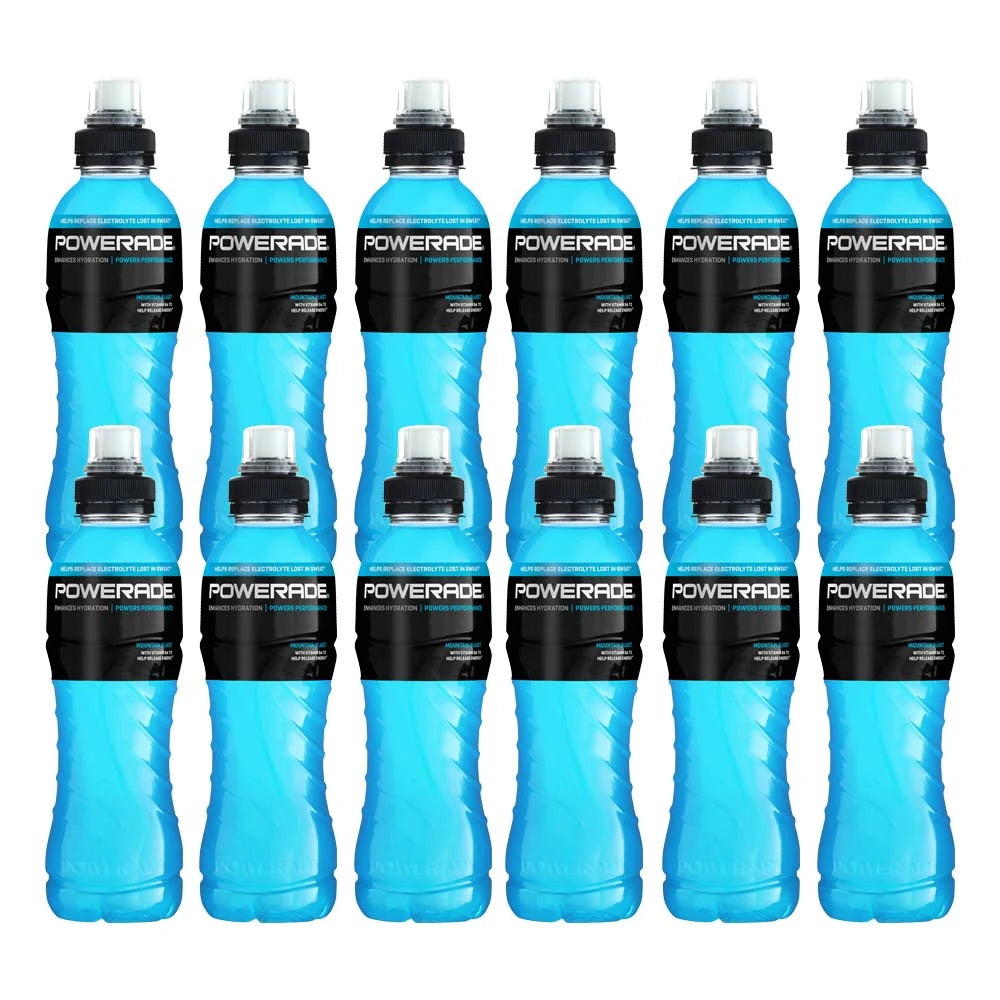12 x Powerade 500ml Mountain Blast sportdryck i ljusblå flaskor med svart etikett uppställda i två rader.