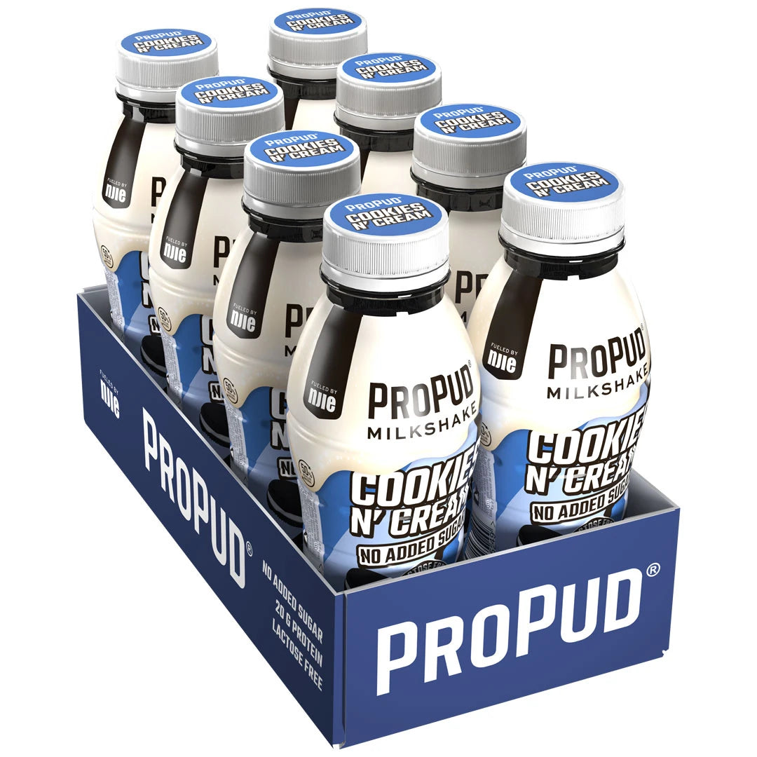 8 x NJIE ProPud Protein Milkshake 330 ml Cookies & Cream i ett blått kartongflak med vita flaskor och blå etiketter.