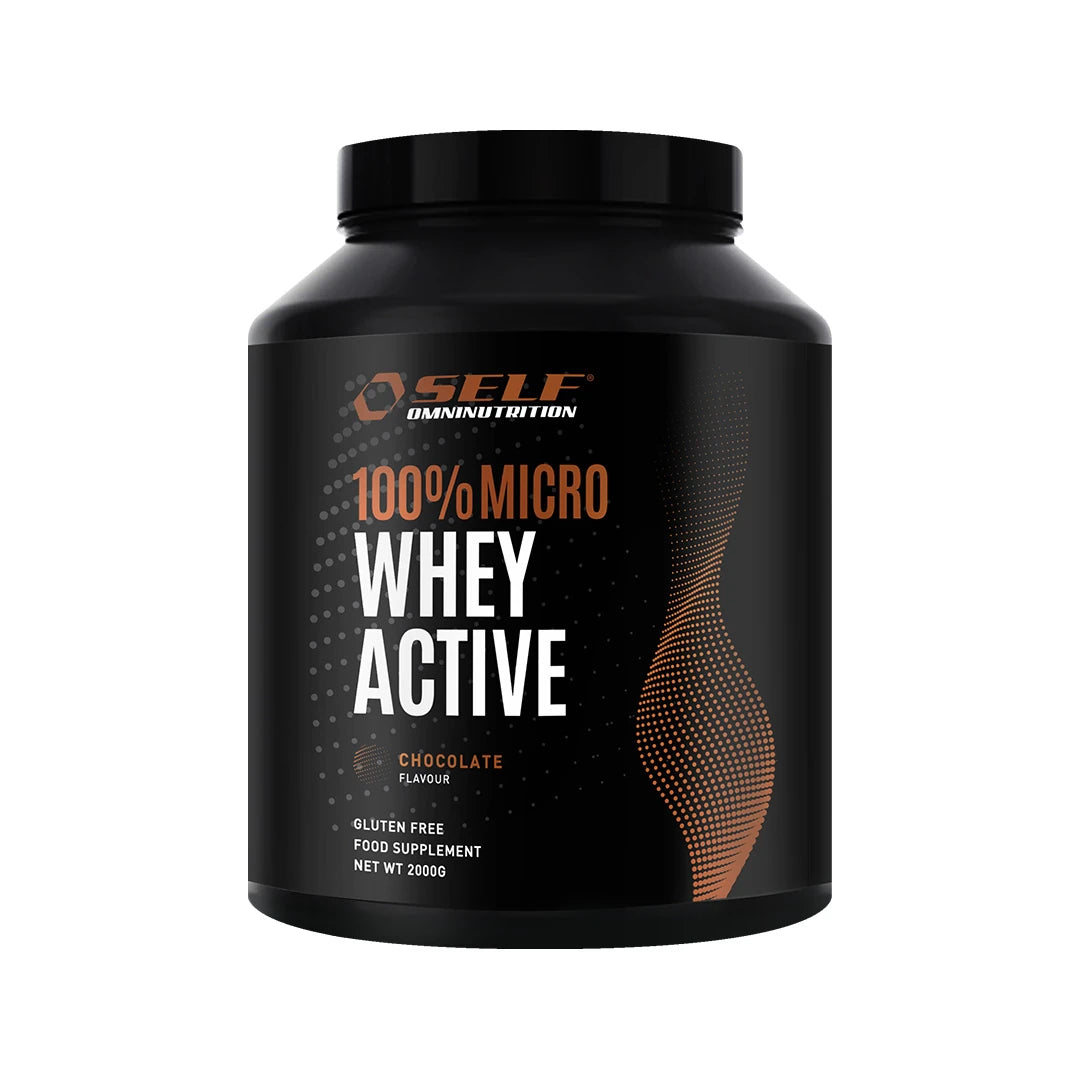 Self Omninutrition 100% Micro Whey Active 2 kg proteinpulver i en svart burk med kopparfärgade detaljer för smaken Chocolate.