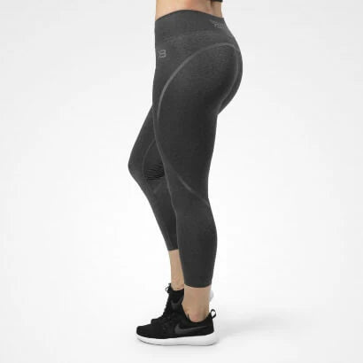 Better Bodies Astoria Tights Graphite Melange, mörkgrå träningstights i 7/8-längd med markerad S-kurva., bild 2 av 2