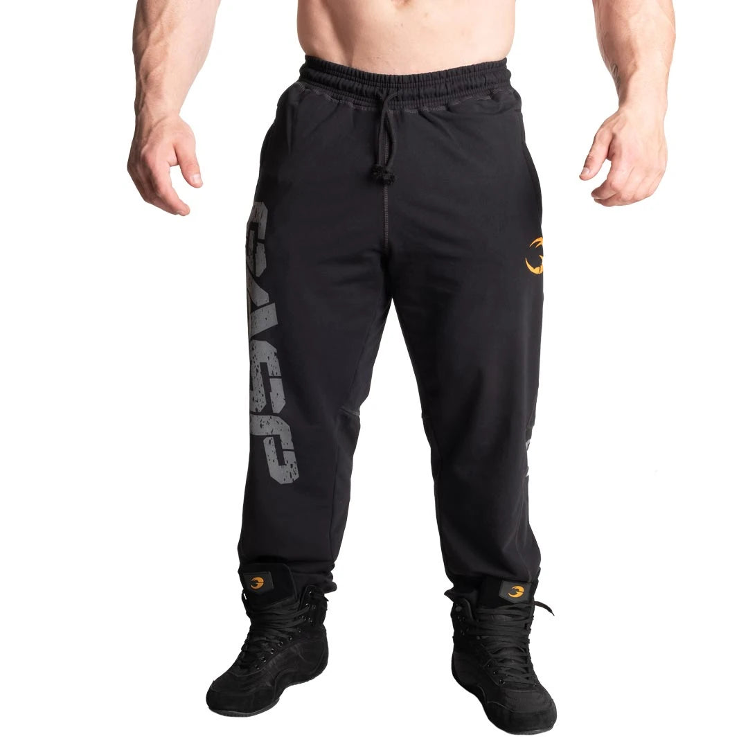GASP Vintage Sweatpants Black, svarta mjukisbyxor med smalare passform, dragsnöre och stor grå logotyp på benet.