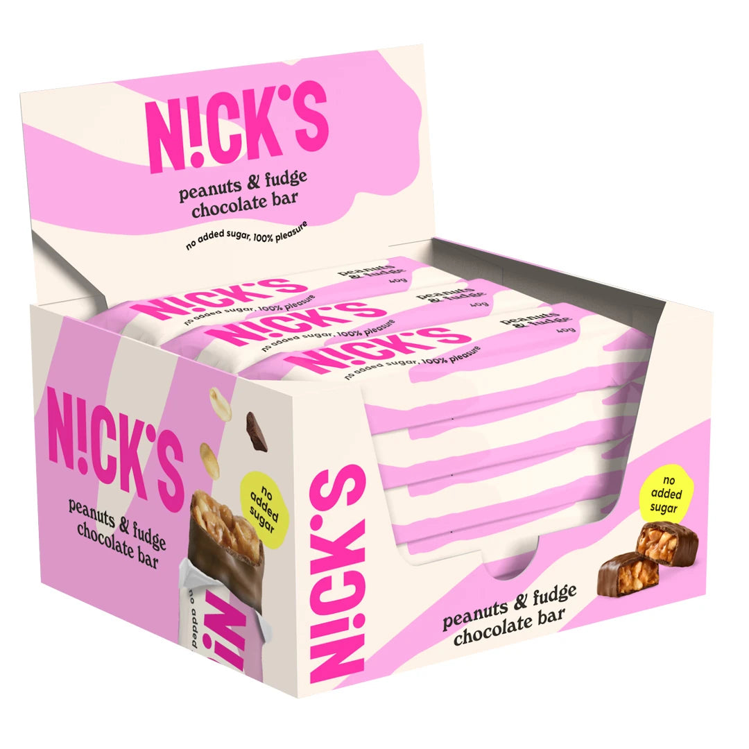 15 x Nicks Peanuts & fudge 40 g chokladbars i en rosa och vit displaylåda.