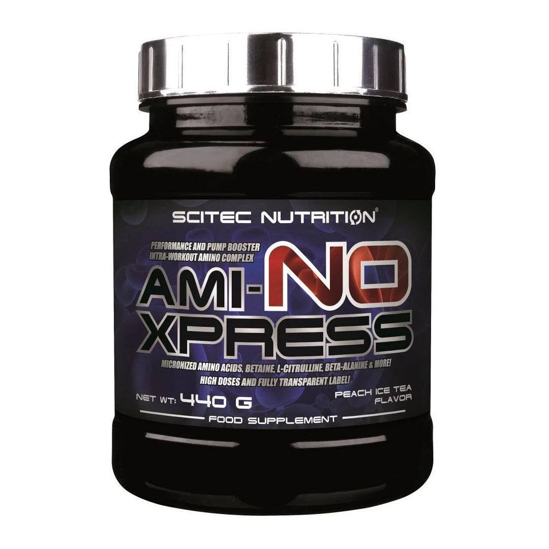 Scitec Nutrition Ami-NO Xpress 440 g aminosyrapulver i en svart burk med silverlock och smaken Peach Ice Tea.