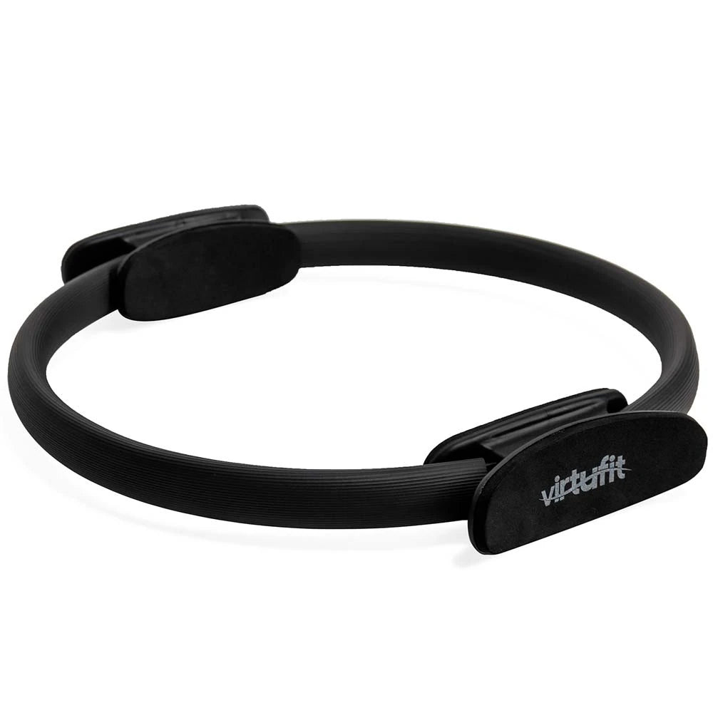Svart Virtufit Pilates Ring i glasfiber med mjuka, vadderade handtag för effektiv pilatesträning.