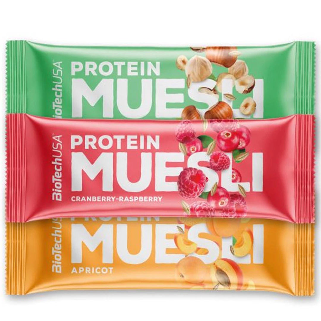 Tre färgglada förpackningar av BioTechUSA Protein Muesli Bar 30 g staplade på varandra, med smakerna hasselnöt, tranbär-hallon och aprikos.