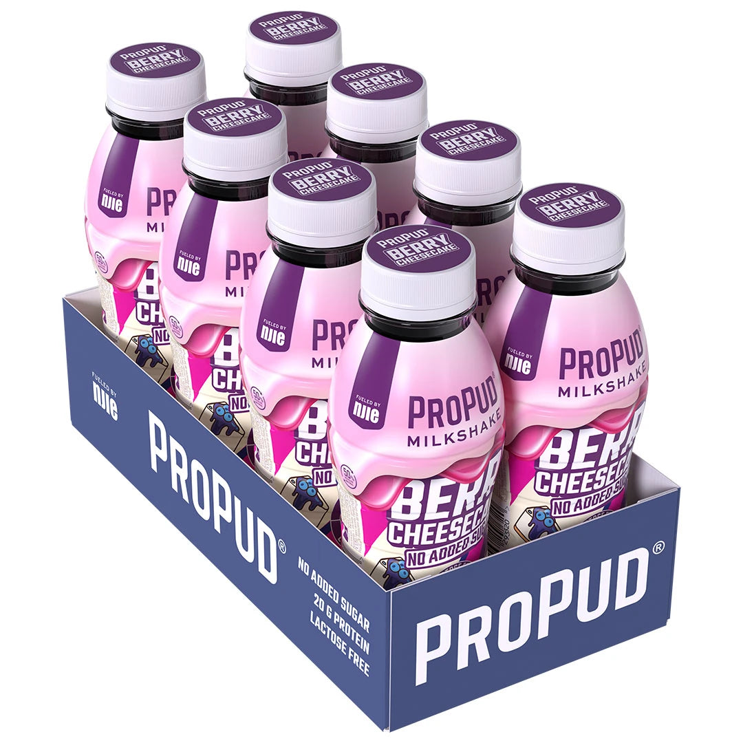 8 x NJIE ProPud Protein Milkshake 330 ml Berry Cheesecake i en mörkblå kartong med åtta rosa och lila plastflaskor.