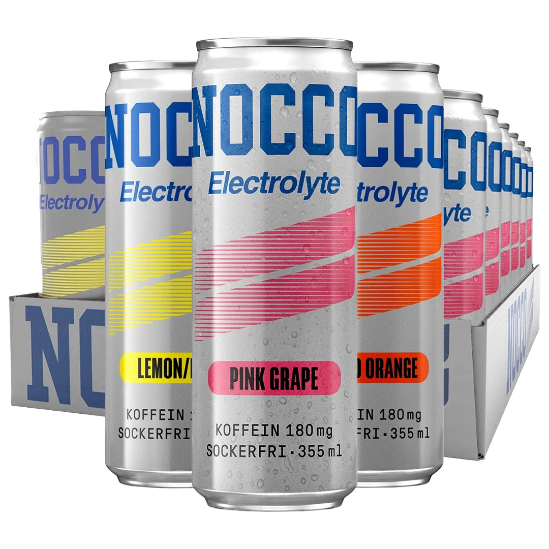 24 x NOCCO Electrolyte 355 ml Mixflak med silvriga burkar och olikfärgade detaljer för smakerna Pink Grape, Lemon och Orange i en grå kartong.