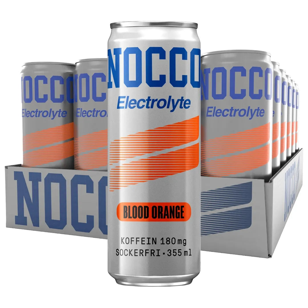 24 x NOCCO Electrolyte 355 ml Blood Orange i ett flak med silvriga energidrycksburkar med blå logga och orangea ränder.