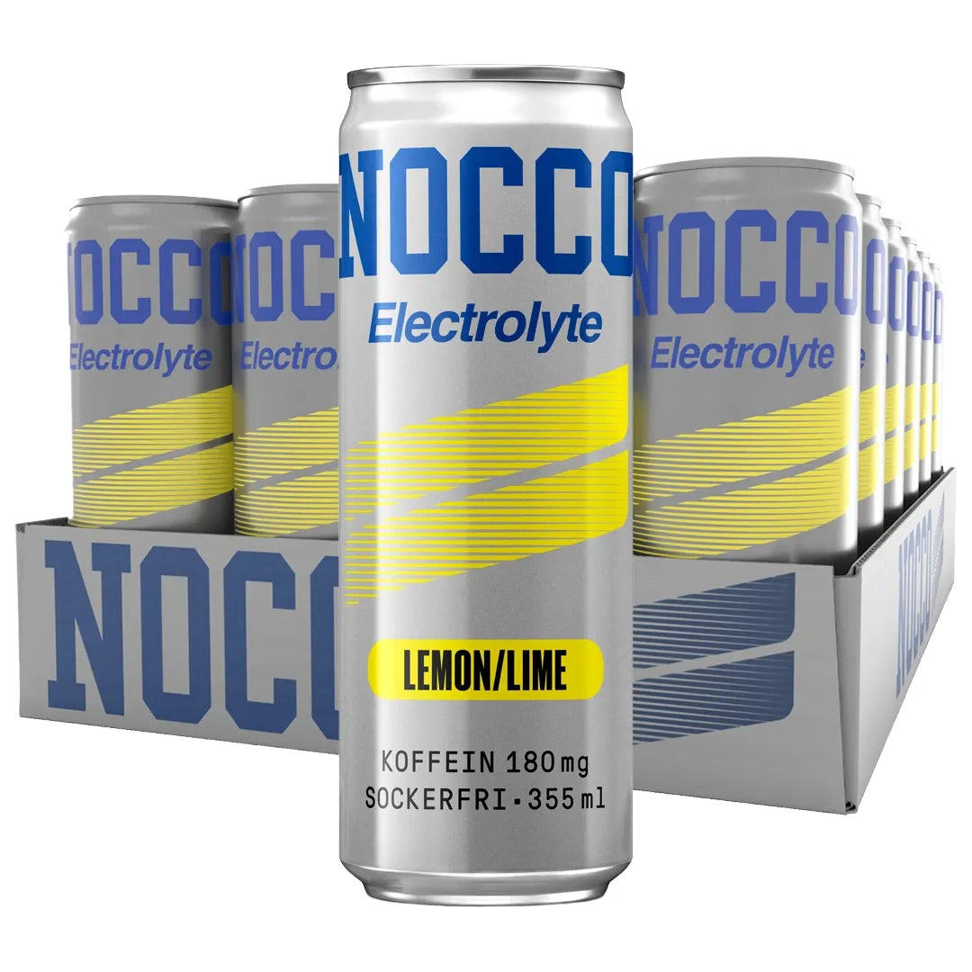24 x NOCCO Electrolyte 355 ml Lemon Lime i ett flak med silverfärgade energidrycksburkar med blå text och gula detaljer.