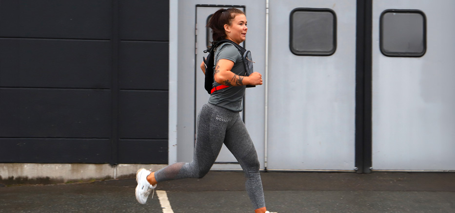 PT-Hedda i träningskläder och är ute på löptur